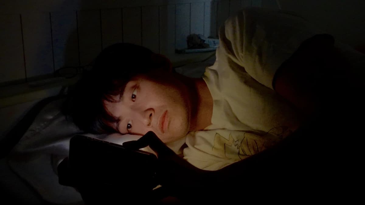 ベッドでスマホを見る夜