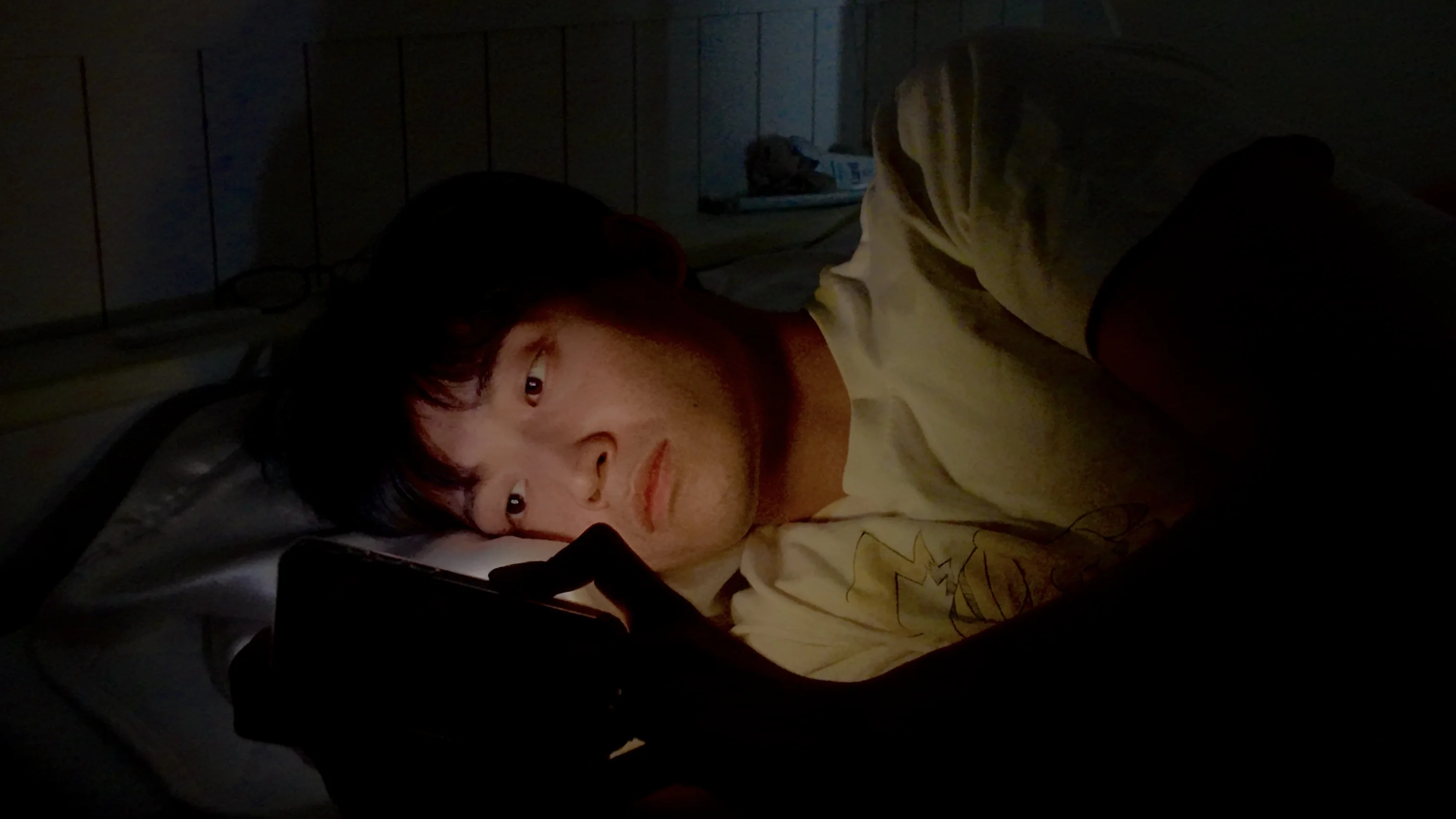 ベッドでスマホを見る夜